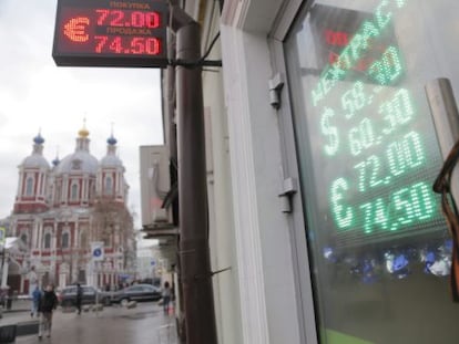 Panel electr&oacute;nico con la cotizaci&oacute;n rublo-d&oacute;lar y rublo-euro en Mosc&uacute;.