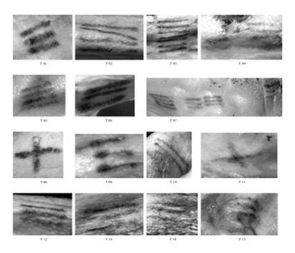 Fotografies dels tatuatges d'Ötzi, la majoria marques paral·leles al cos excepte dos casos amb aspecte de creu.