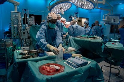 Intervención de un trasplante de útero en el Hospital Clínic de Barcelona, en octubre de 2020.