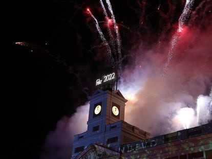 Fuegos artificiales celebran la llegada del año 2022 en la Puerta del Sol.