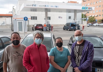 De izquierda a derecha, Ángel Pérez, Eugenia Jimeno, Francis Rosado y Javier Casarrubios, frente a la gasolinera que han edificado a la puerta de su casa, en el barrio de San Blas.