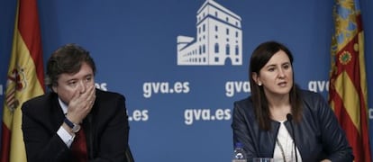 El consejero de Gobernación, Luis Santamaría, que coordina la ley de Señas de Identidad, con la portavoz María José Català.