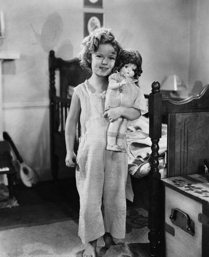 Shirley Temple en 'Ojos cariñosos', el primer film concebido para hacerla explotar como estrella. Temple interpretaba a la niña huérfana de una criada que muere en un accidente de tráfico. La trama se centraba en la lucha por la custodia de la niña entre su padrino aviador que la adora y una familia de ricos dirigida por un malhumorado patriarca. Con esta cinta se iniciaba el lustro de oro de Temple, que consiguió ser la estrella más taquillera de Hollywood durante cuatro años consecutivos, entre 1935 y 1938.