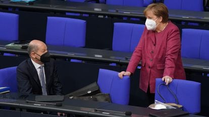 La canciller, Angela Merkel, conversa con el ministro de Finanzas, Olaf Scholz, en el Bundestag, la semana pasada.