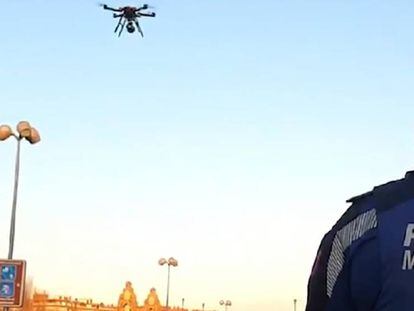 Un agente de la Policía maneja un dron de seguridad en Madrid.