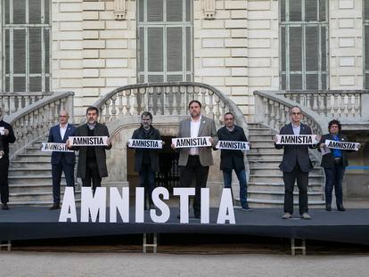Los líderes del 'procés' Carme Forcadell, Joaquim Forn, Raül Romeva, Jordi Sànchez, Jordi Cuixart, Oriol Junqueras, Josep Rull, Jordi Turull y Dolors Bassa reclaman la amnistía de los independentistas catalanes sometidos a juicio, el 1 de febrero en Barcelona.
