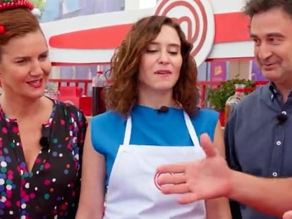 Isabel Díaz Ayuso, acompañada por Samantha Vallejo-Nágera y Pepe Rodríguez en 'MasterChef'.