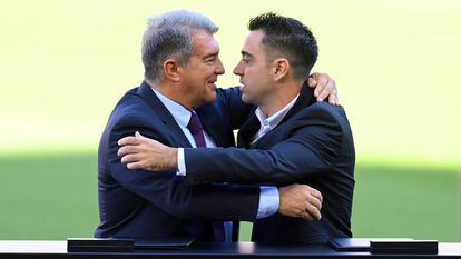 Laporta y Xavi, el día de la presentación de este como nuevo entrenador, en noviembre de 2021. 