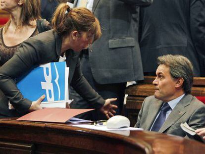 Alicia S&aacute;nchez-Camacho, presidenta del PPC, habla con el president Artur Mas. EFE/Archivo