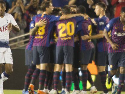 Los jugadores del Barça le hacen la melé a Arthur tras su gol.