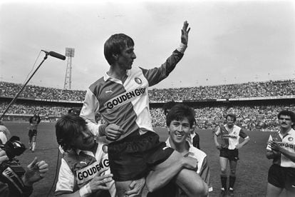Cruyff will be carried on his shoulders at the end of his career at Feyenoord.