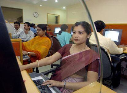 Diseñadoras de software trabajan en una nueva empresa de Calcuta  de banca y seguros.