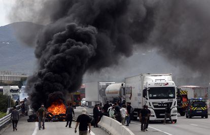 Los manifestantes queman una barrera de neumáticos, durante una protesta en el peaje de Le Boulou.