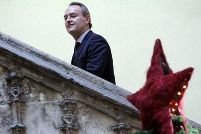 Alberto Fabra en el Palau de la Generalitat tras una rueda de prensa, el pasado viernes.