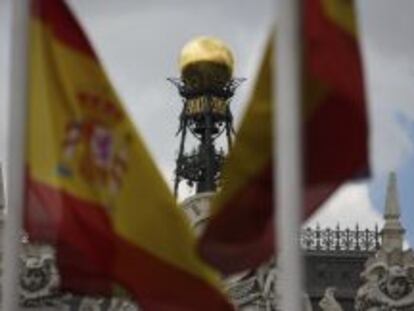 Banderas en el exterior del Banco de Espa&ntilde;a