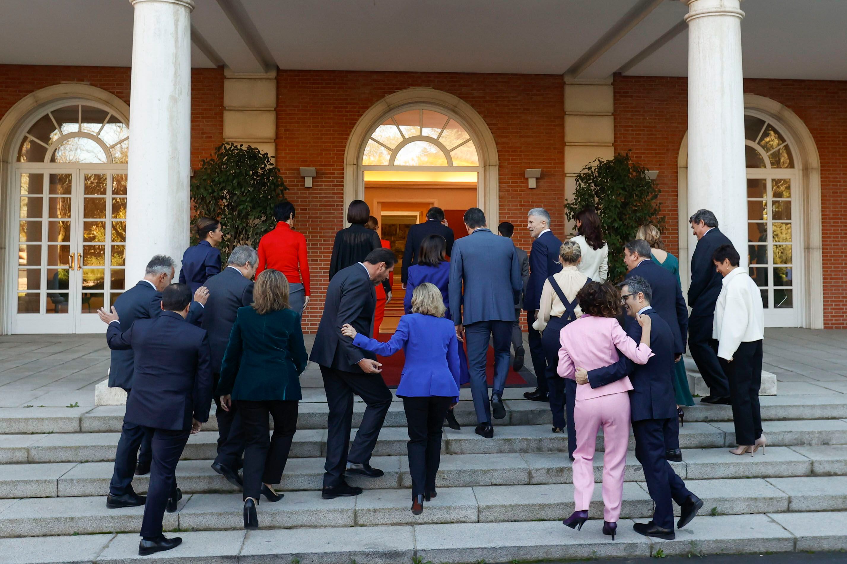 El presidente del Gobierno, Pedro Sánchez, junto a su nuevo gabinete tras posar para la foto de familia antes del primer Consejo de Ministros de la XV legislatura, celebrado este miércoles en el Palacio de La Moncloa. 