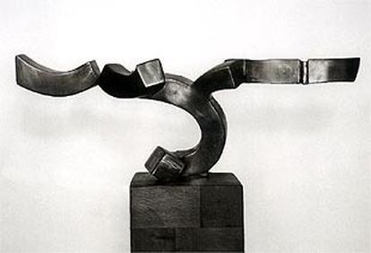 <b></b><i>Raíz mediterránea,</i> escultura en hierro forjado de Martín Chirino expuesta en el Museo Danubiana de Cunovo.
