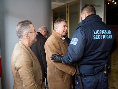 Afiliados del sector crítico liderado por Carmelo González intentan acceder a la Asamblea General Ordinaria de Vox en el Palacio Vistalegre Arena.