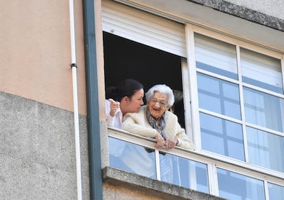 110 años, entre aplausos de los vecinos y de la policía. La pontevedresa Lulú Vázquez ha cumplido 110 años en plena cuarentena por el coronavirus. Una patrulla de coches policía la felicitó con sirenas y los vecinos la homenajearon en la distancia. Ella salió a la ventana a agradecer el detalle.
