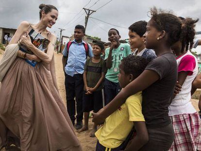 La actriz Angelina Jolie charla con un grupo de niños venezolanos que huyeron de su país, este viernes en Riohacha (Colombia).