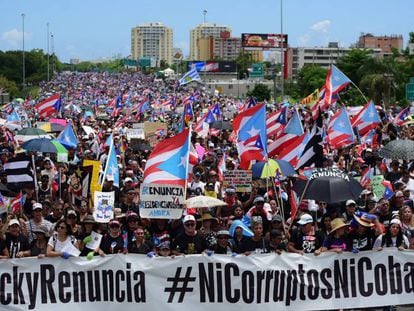 Miles de manfiestantes en las calles de Puerto Rico piden la renuncia del gobernador Ricardo Rossello.
