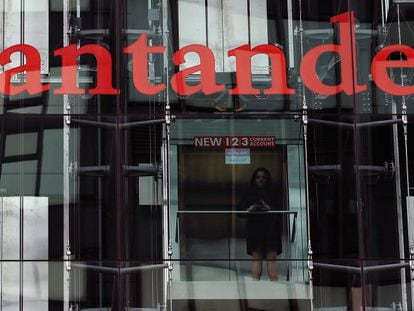 Exterior del edificio acristalado de la sede del Banco Santander en Londres. 
