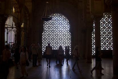 En el centro, la celosía realizada por el arquitecto Rafael de la Hoz en 1972, vista desde el interior de la Mezquita-Catedral de Córdoba en 2016, antes de ser desmontada.