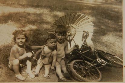 Con Celia y uno de sus hermanos, Roberto, jugando en los bosques de Palermo, en 1932.