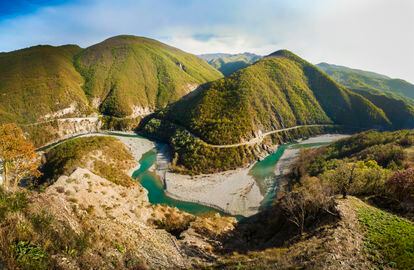 Meandros del río Trebbia, en un valle en el límite entre los Apeninos Emilianos y la Liguria. 