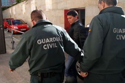 Garc&iacute;a Ad&aacute;n llega custodiado por dos guardias civiles a la Audiencia de Pontevedra, el pasado marzo, para un juicio de prostituci&oacute;n.