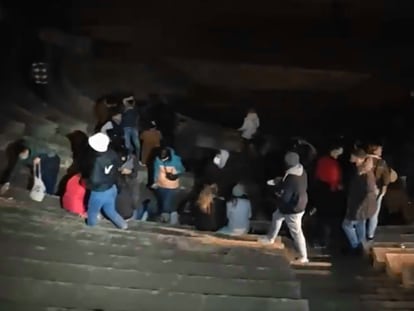 La Guardia Urbana de Barcelona desaloja a 140 personas de las gradas del Teatre Grec de Montjuïc.