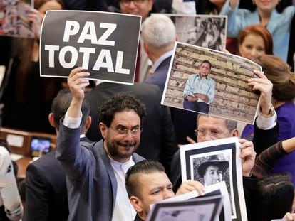 El senador Iván Cepeda levante un cartel con la frase "Paz total", durante la instalación del Congreso Nacional, en Bogotá (Colombia), el 20 de julio de 2022.