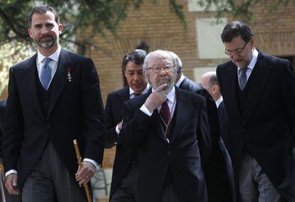 El príncipe Felipe junto al Premio Cervantes 2012, José Manuel Caballero Bonald, y el presidente del Gobierno, Mariano Rajoy, en el paraninfo de la universidad de Alcalá de Henares.