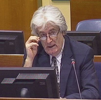 El ex líder serbiobosnio, Radovan Karadzic, durante su comparecencia en La Haya ayer lunes