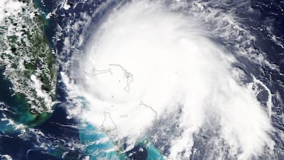 Vista del huracán Dorian desde el espacio a su paso por las islas Bahamas (EE UU).