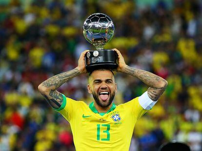 Dani Alves celebra el título de la Copa América de 2019, en Río de Janeiro.