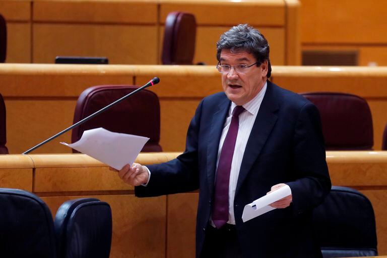 El ministro de Seguridad Social, José Luis Esrivá, durante una sesión de control en el Senado.