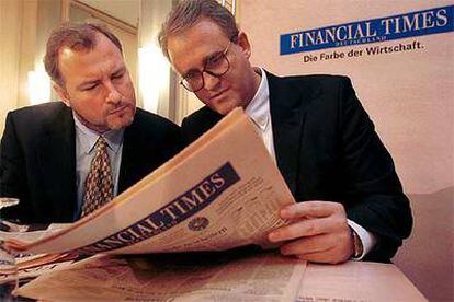 Andrew Gowers (izquierda) repasa la edición alemana de <b><i> Financial Times </b></i>junto con un ejecutivo de la editorial G+J, que lo edita en Hamburgo.
