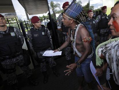 Marcos Xukuru y Kaigang Kreta, dos líderes indígenas, en una manifestación contra el gobierno de Jair Bolsonaro, el 6 de diciembre en Brasilia