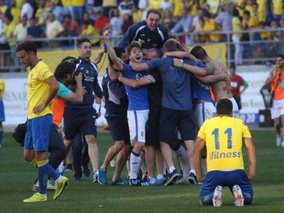 Los jugadores del Oviedo celebran su ascenso en 2015.