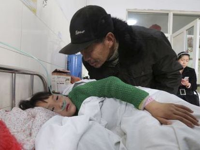 Una ni&ntilde;a atendida en febrero en un hospital de Xiangyang, en la provincia de Hubei 