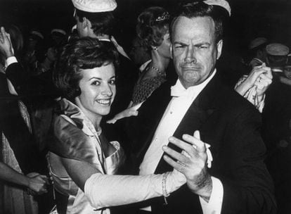 Richard Feynman baila con su esposa, Gweneth, en los premios Nobel de Estocolmo, 1965.