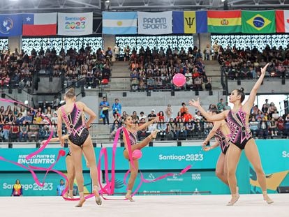 Un equipo de gimnastas durante su participación en la úlitma edición de los Juegos Panamericanos, en Santiago (Chile), el 4 de noviembre de 2023.