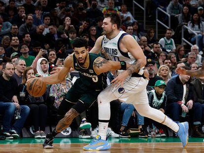 Jayson Tatum pugna por el balón con Luka Doncic durante el partido entre los Boston Celtics y los Dallas Mavericks esta semana.