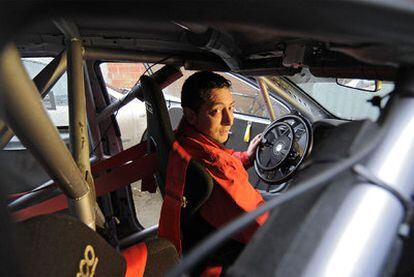 El piloto de rallys Avelino Basanta, en el interior de su vehículo, en Meira (Lugo).