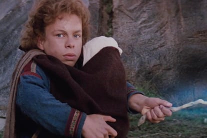 Willow (Ron Howard, 1988) Si estás en una reunión familiar con generaciones más jóvenes, enséñales lo bueno que podía ser el cine de aventuras de los 80. Una aventura medieval entrañable con brujas, enanos y hechizos (y un bebé al que salvar).