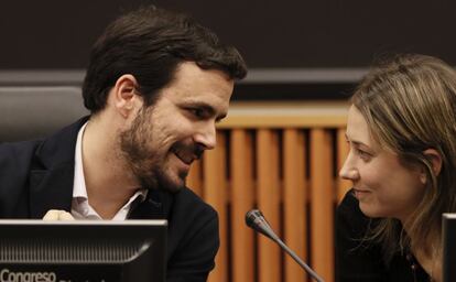 El portavoz parlamentario de IU-UP, Alberto Garz&oacute;n, junto a la eurodiputada de IU Marina Albiol hoy en el Congreso.