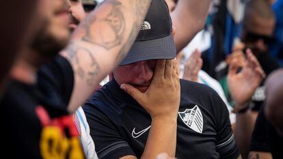 Un aficionado del Málaga se seca las lágrimas.