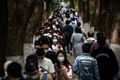 Estudiantes chinos esperaban a vacunarse el 28 de abril en una universidad en Wuhan.