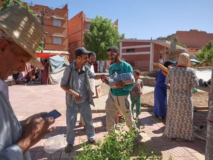 Grupos de voluntarios marroquíes reparten víveres en la localidad de Amizmiz, cercana al epicentro del terremoto, el pasado domingo.